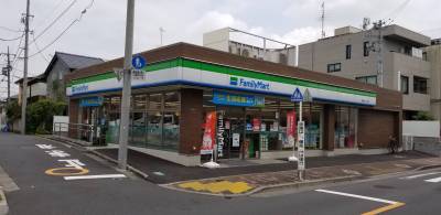 歩いて１分くらいにコンビニがあります。