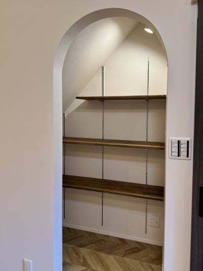 階段下収納。リビングで必要なものはこちらに収納