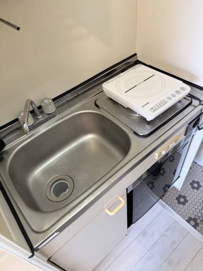 ミニ冷蔵庫付きキッチン。IH電器コンロ設置済