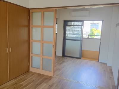 洋室とＤＫの間は採光式スライド扉３枚で開閉が可能です。