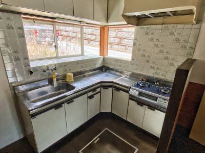 キッチンにはコーナー出窓があり広さと明るさがあります