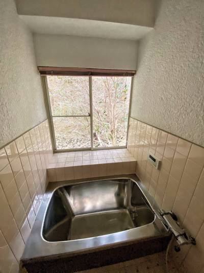 下を流れるせせらぎを見ながらバスタイムが楽しめます♪