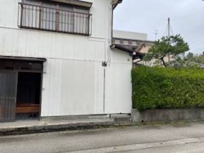 右側奥に北側玄関
