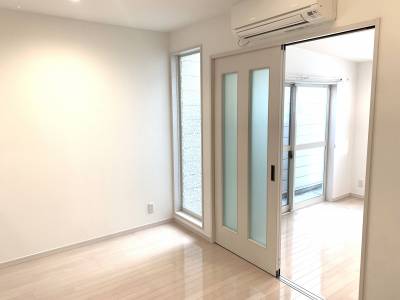 【窓付ウオッシュレットトイレ】