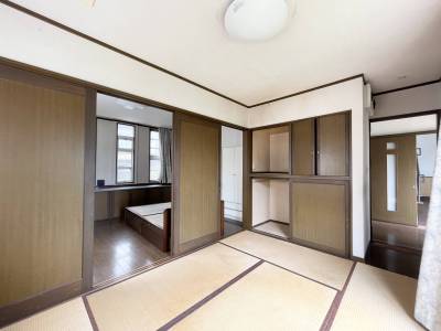 一階の和室の奥に洋室を和室あり