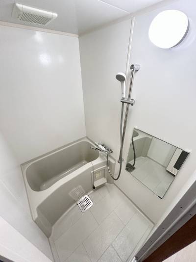 浴室も広々、大型の鏡、水栓交換済♪