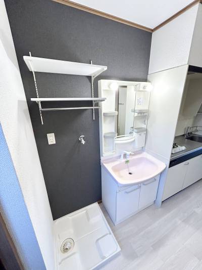 室内洗濯機置き場にはランドリーシェルフも設置済み♪