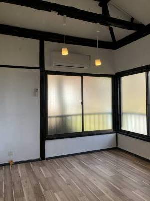 洋室1_ダクトレールで自由に照明を設置可★エアコン付き