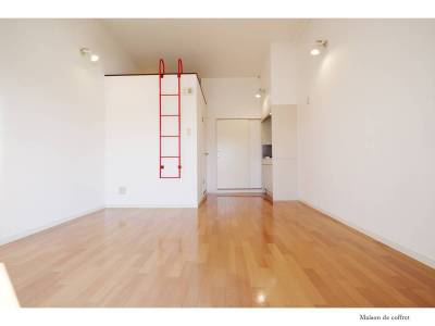 ホールとの間にドアがあるので、共用からの音も和らぎます