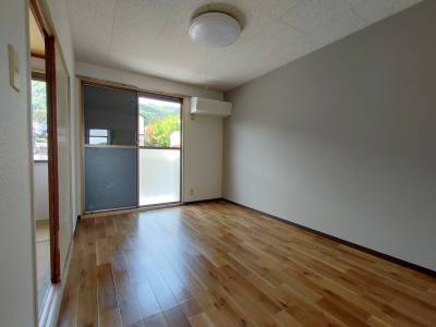 壁紙、床リフォーム済み
アクセントクロスです
