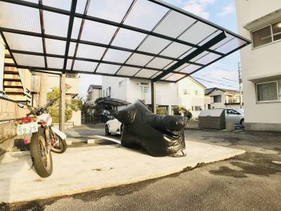 敷地内にバイクも停められる駐輪場完備です♪