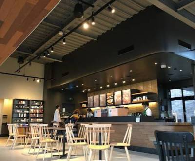 明石市道2号線界隈にはスタバやイタリア料理店などが充実！