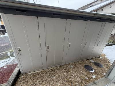 各戸専用屋外倉庫付き！かさばる荷物の収納に大変便利です