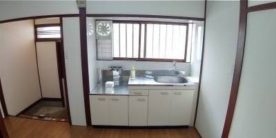 キッチンに窓。風呂、トイレ共に配管を時折殺菌消臭洗浄。