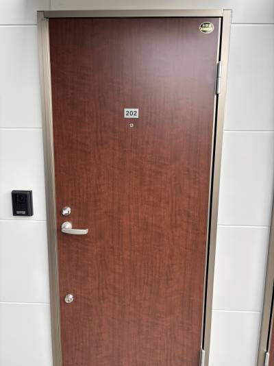 温もりのある木目の扉と、灯り付き庇の玄関が迎えます♪