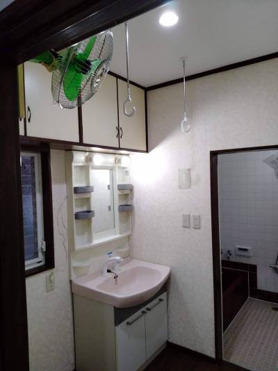 洗面化粧台
★洗濯機置き場、タイマー扇風機、ホスクリンつき★