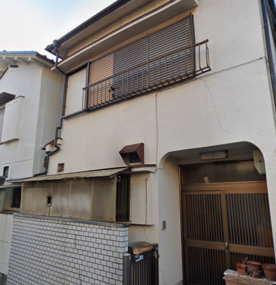 落ち着いた街並みに馴染む戸建ての外観です