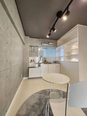 コンクリート打ちっぱなしクロスでお洒落なDK♪+ライト