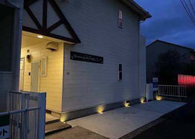 南側は、街路樹が住まいを彩ってくれます。夜も明るく安心♪