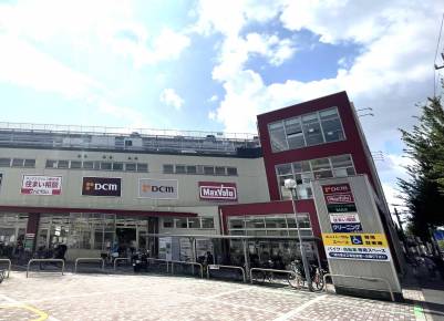 マックスバリュが08-22時営業、徒歩3分と便利です。