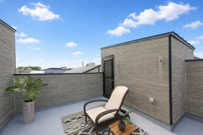 隣から見えないルーフバルコニー、電源付で活用自由