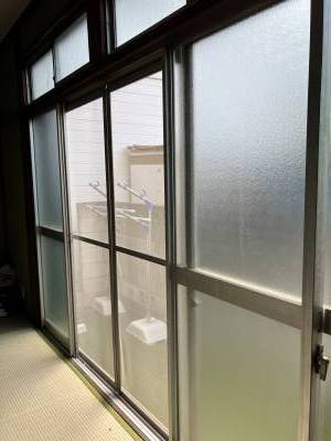 陽当たり良好の南側掃き出し窓です