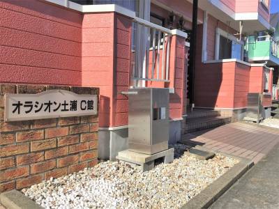 おしゃれな「エントランス」（宅配ボックスを配置）