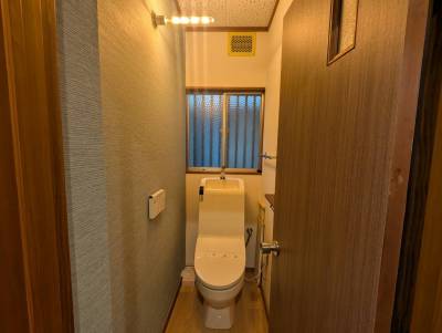 トイレはウォシュレット付き。おしゃれなLED照明付きです。