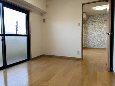 扉を開けると6帖の洋室に繋がります