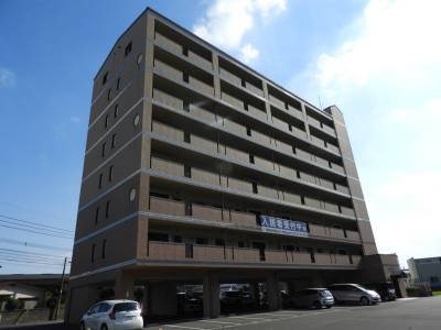 8階建のマンションです。
