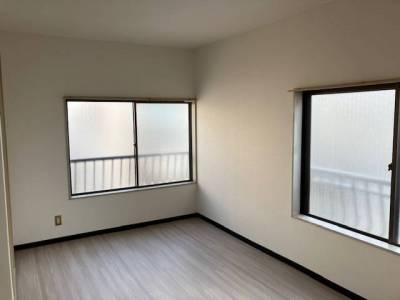 2面採光、窓大きく、昼間は照明いらずです。