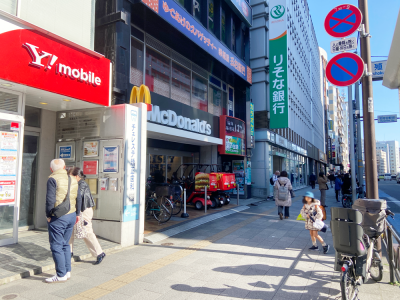 ビル向かって右側はマクドナルドがあります