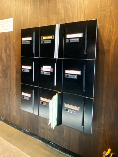 エントランス入ってすぐのメールボックスです