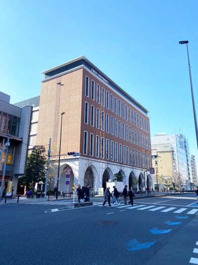 ビル前の大通りを渡って斜め前には中央大学があります。