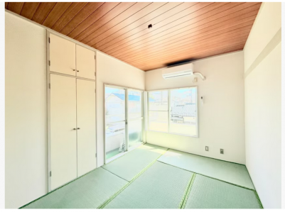 収納は2か所。いずれも天袋付きです。2面採光の明るい部屋。
