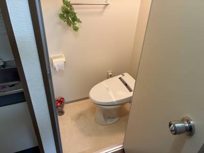 標準サイズの洋式トイレ。ウォシュレット付き