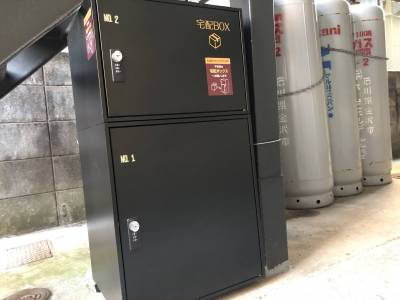宅配ボックスが共用部にあります。非対面での受取が可能ですね。