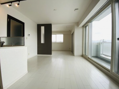 大きな窓に白いフローリング、天井も高く解放感のある室内