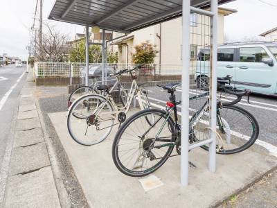 駐輪場完備。奥にはゴミ出しのスペースも併設されており便利