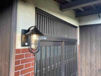 マリンランプの温かな光が出迎えます。人感式で安心。