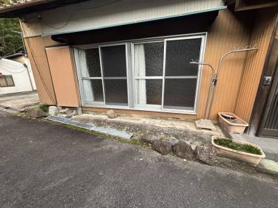 自転車を置いたり、洗濯物を干したりできるスペースがあります！