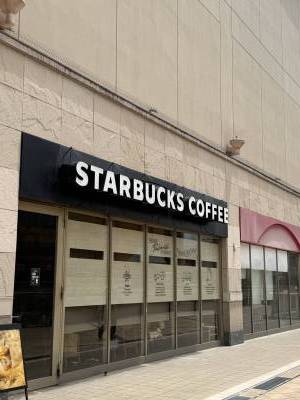 マンションの前には
スタバあります