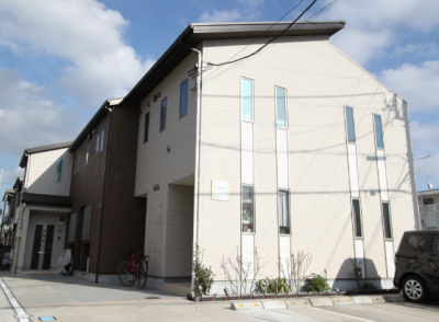 耐震性・防火性に優れた２&times;４テラスハウス。駐車場付