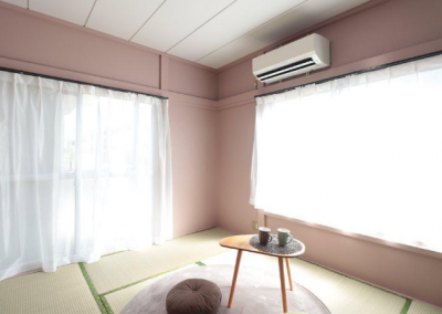 落ち着いたピンクの壁でとてもかわいらくしく明るいお部屋です。