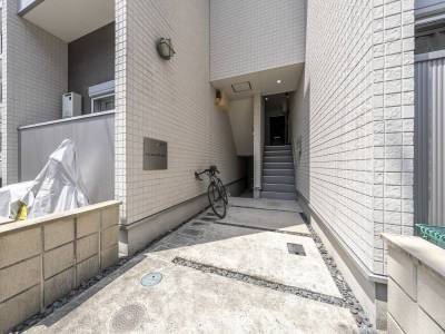 アプローチ。屋根付きの駐輪場があります