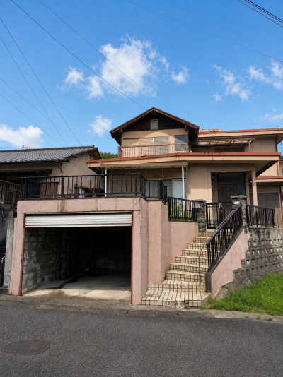 屋根付き車庫あり・ゆとりある戸建て外観