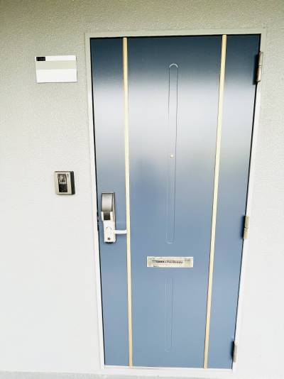 玄関扉を塗装、各部屋のルームナンバープレートも新調♪