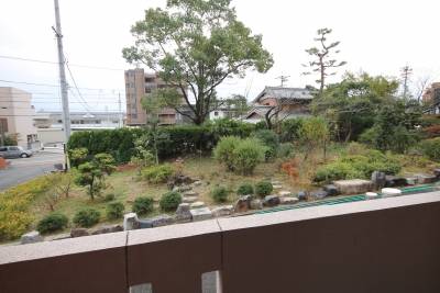 【ベランダ】四季折々の花が咲く庭｡進入門､駐車場が見えます｡