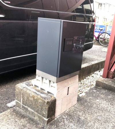 宅配ボックスがあるのは便利ですね。共用廊下には防犯カメラ設置