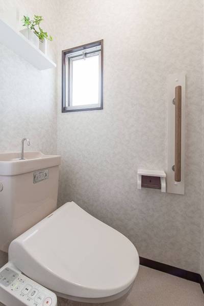 温水洗浄便座です。家具（小棚）は設置イメージです。